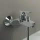 Chromene Badearmatur der Marke Ideal Standard, wandmontiert, mit einem Hebel und einem Auslauf, an einer neutralen Wand.